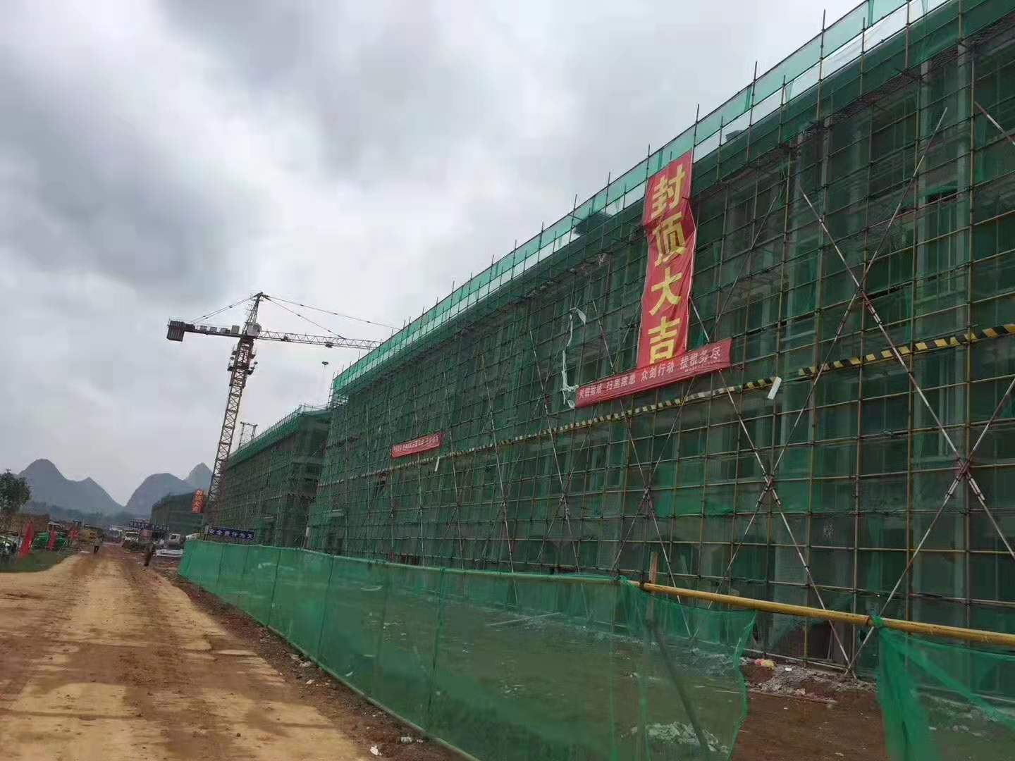 广西绿桂涂料厂拿下百色靖西京师外国语学校外墙装饰工程2